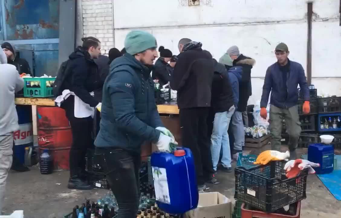 Civilians in Zaporizhzhia making Molotov cocktails to defend themselves in case #Russian attack
