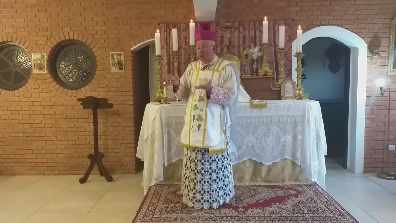 Dom Daniel Dolan Por que Devemos Rezar pelos Sacerdotes