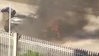Incendio de carro frente a la Gobernación de Bolívar.