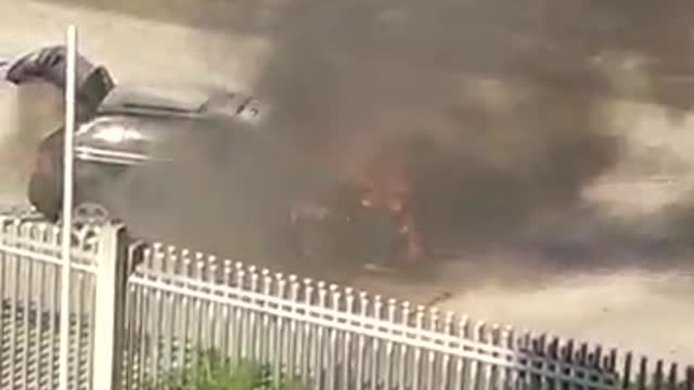 Incendio de carro frente a la Gobernación de Bolívar.