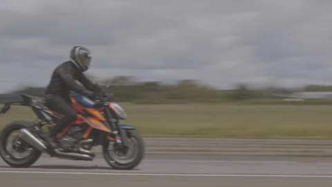 Kawasaki Zh2 vs KTM 1290 Super Duke R _ KNOX