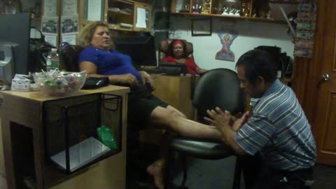 Luodong Massages Entire Mexican Family In The Office