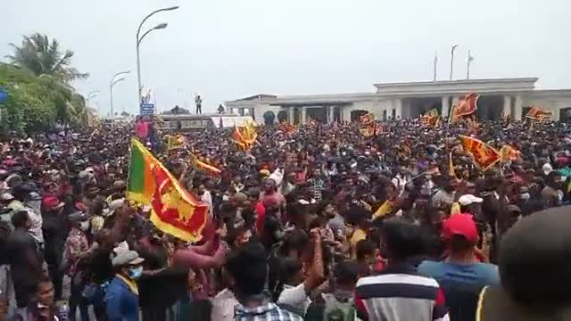 Sri Lanka - Protestors about to take over central bank