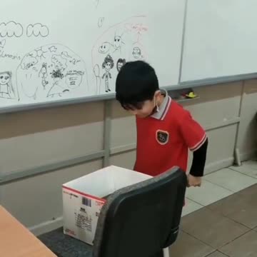 L'insegnante gli alunni: " ho messo nella scatola, la foto del mio alunno preferito...."