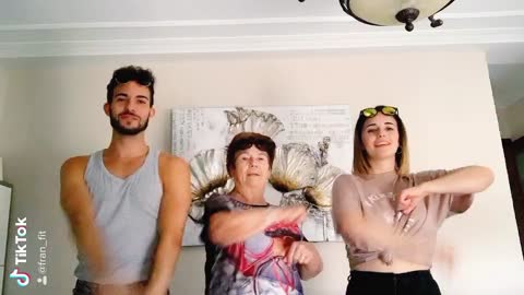 Ella la mejor 😎♥️ #tiktok #challenge #feliz #viral #music #sunglasses #abuela #sister #Love #home