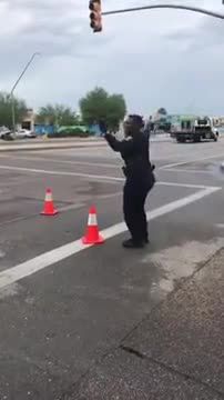 Oficial de policía muestra movimientos de baile mientras dirige el tránsito