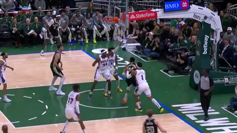 Giannis gets to the cup and flushes it with one in traffic!