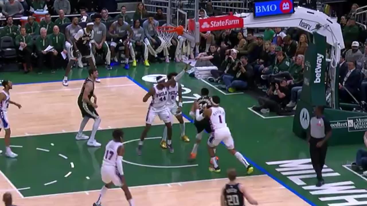 Giannis gets to the cup and flushes it with one in traffic!