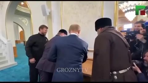 PUTIN SUUDLEB KORAANI, ПУТИН ЦЕЛУЕТ КОРАН, PUTIN KISSES THE QURAN