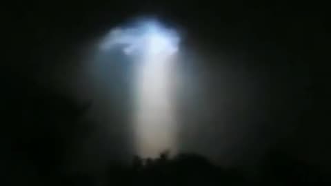 This footage was captured over Florida recently, what do you think this is? 🌩