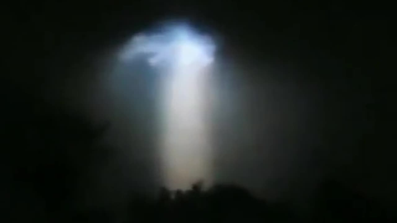 This footage was captured over Florida recently, what do you think this is? 🌩