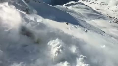 Skier in the middle of an avalanche! Wow