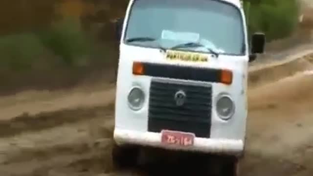 short video of a school van sliding in the mud !!!!!ooohhh