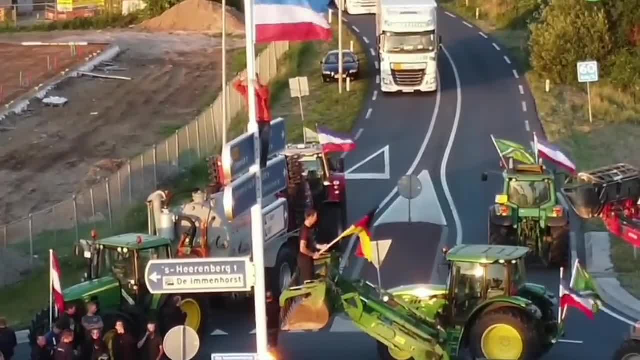 German farmers join Dutch farmers on the border to block Heerenberg roundabout