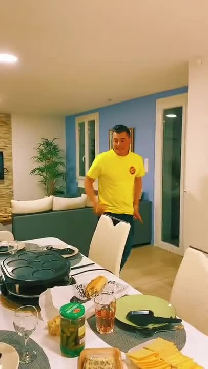 a réaction quand il y a de la raclette à manger le soir ! (TikTok Meme)