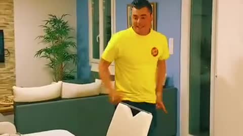 a réaction quand il y a de la raclette à manger le soir ! (TikTok Meme)