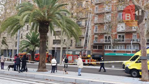 Un incendio en los bajos en Diagonal obliga a desalojar a todos los vecinos