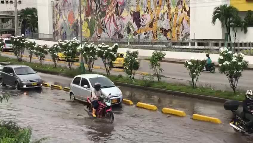 Video: Autopista a Floridablanca amaneció inundada en el sector de Cañaveral