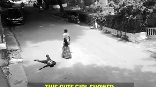 This Little Girl has a Big Heart♥️ | Helping