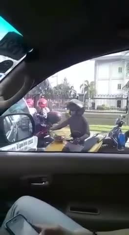 This was in Aurora Blvd. Quezon City. Lock your doors when in traffic...sorry for the expletives