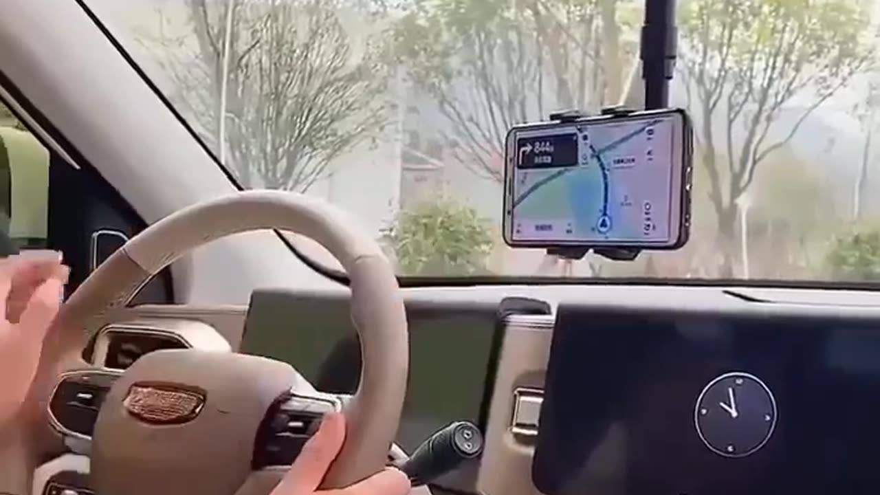 See what he did with the Apple Iphone stand while on GPS😯😯🤐