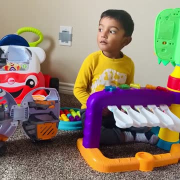 35 months old kid chanting shape song