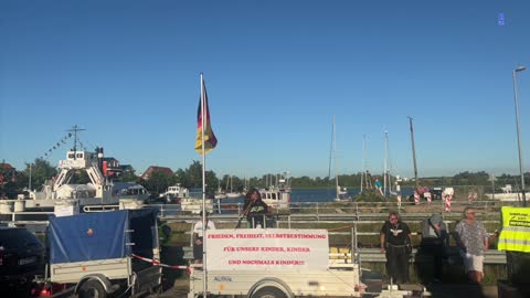 Wolgast - Eine Urlauberin aus Sachsen ergreift das Wort am offenem Mikrofon 12-07-2022