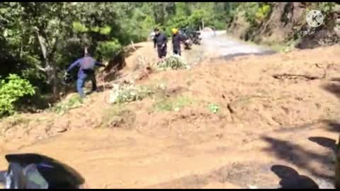 Driving above Landslides😱 In Himalayas , poor scooter got stuck😓