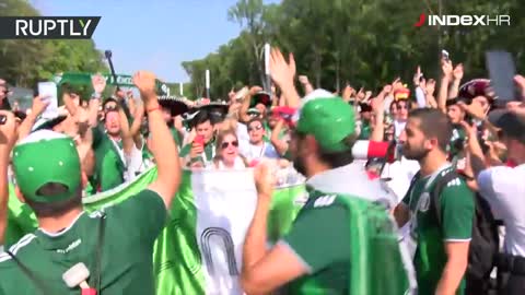 Meksički navijači prije početka utakmice s Brazilom