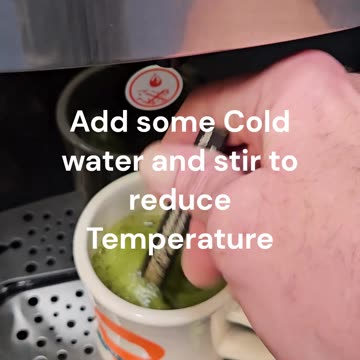 Making a cup of kratom with kratom powder