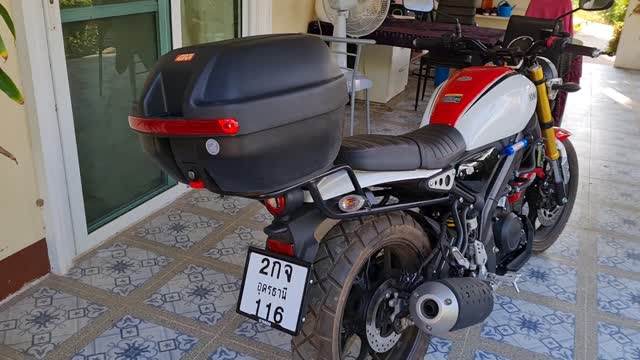 XSR 155 Yamaha fitting at top box Givi XSR 155