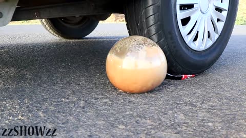 Aplastando Cosas Crujientes! Coca Cola y Mentos VS Rueda de Coche