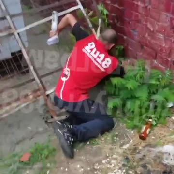 An immigrant who urinates in public in Russia is educated by a Russian patriot