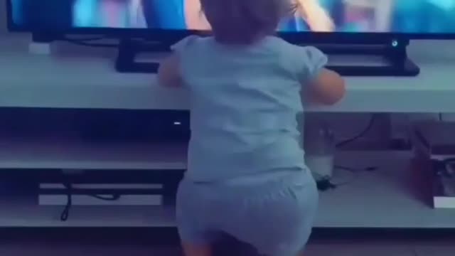 Baby is following his fan's step Which looks very good | Watch the video to see her dance and hipps
