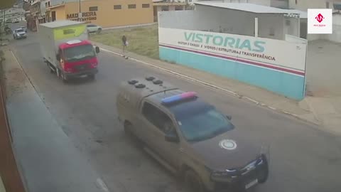 Caminhonete perde controle, atinge e passa por cima de motociclista na BA