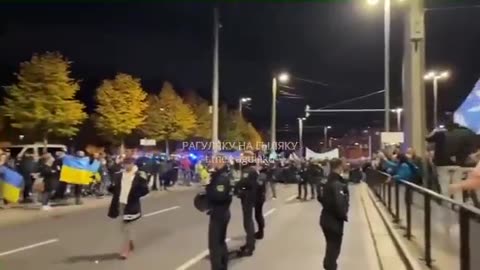 🇩🇪 Manifestanti in Germania gridano a voce alta agli Ucraini: "NAZISTI TORNATE A CASA!"