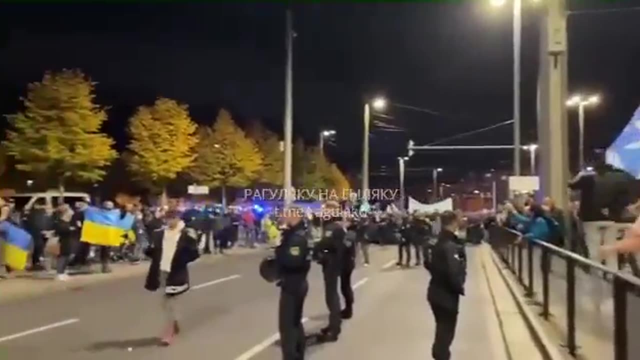 🇩🇪 Manifestanti in Germania gridano a voce alta agli Ucraini: "NAZISTI TORNATE A CASA!"