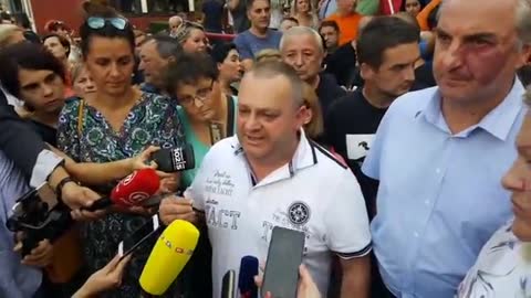 Bijesni roditelji napali Bandića, gađali ga jajima i razbili mu auto