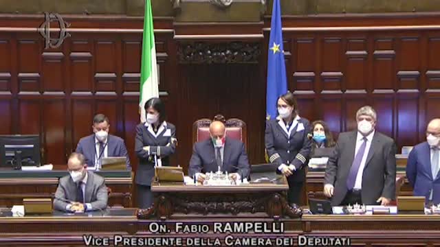 イタリアの議会で議員達はワクチンパスポートに対する抗議活動を行う