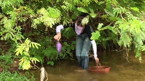 😱 The girl accidentally discovered a purple clam, with pearls shining like gemstones inside🔮🔮