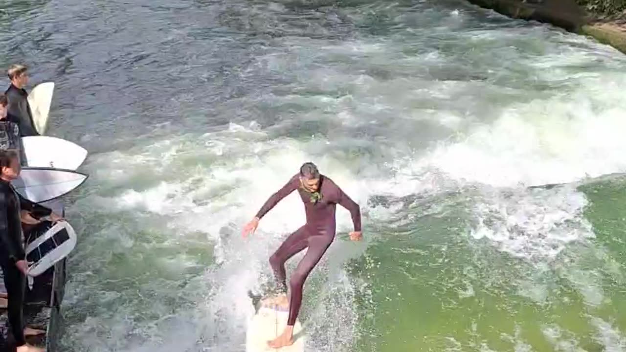 Surfing in Munich Englisch Garden