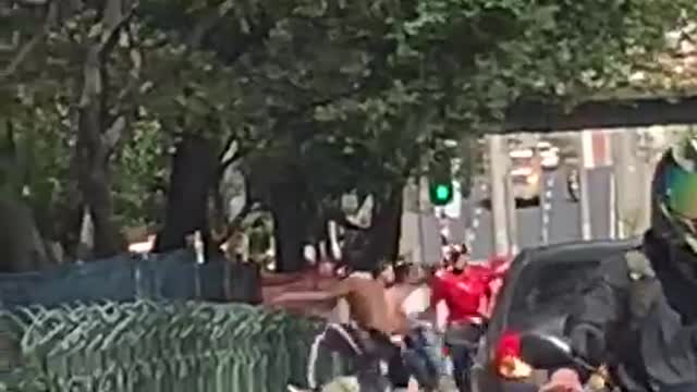 Video: Con machetes y cuchillos se enfrentaron hinchas del Deportivo independiente Medellín