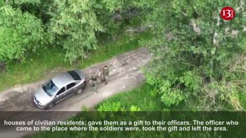 Image of Russians looting houses in Ukraine - They present the stolen toilet to their commanders