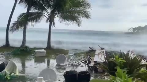 Massive “party crashing” wave in Hawaii