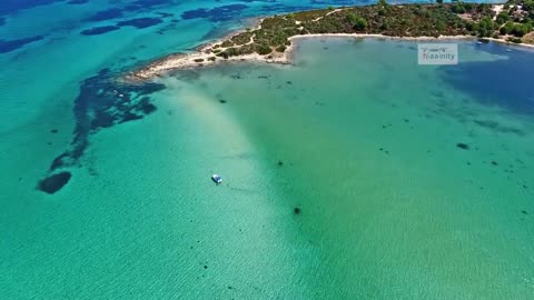 Drone planea por encima de un mar de olas 'congeladas'