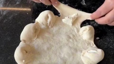 Chef fills pizza crusts with cheese for crust-haters! 🍕🧀 Would you try it? #CheesyCrust