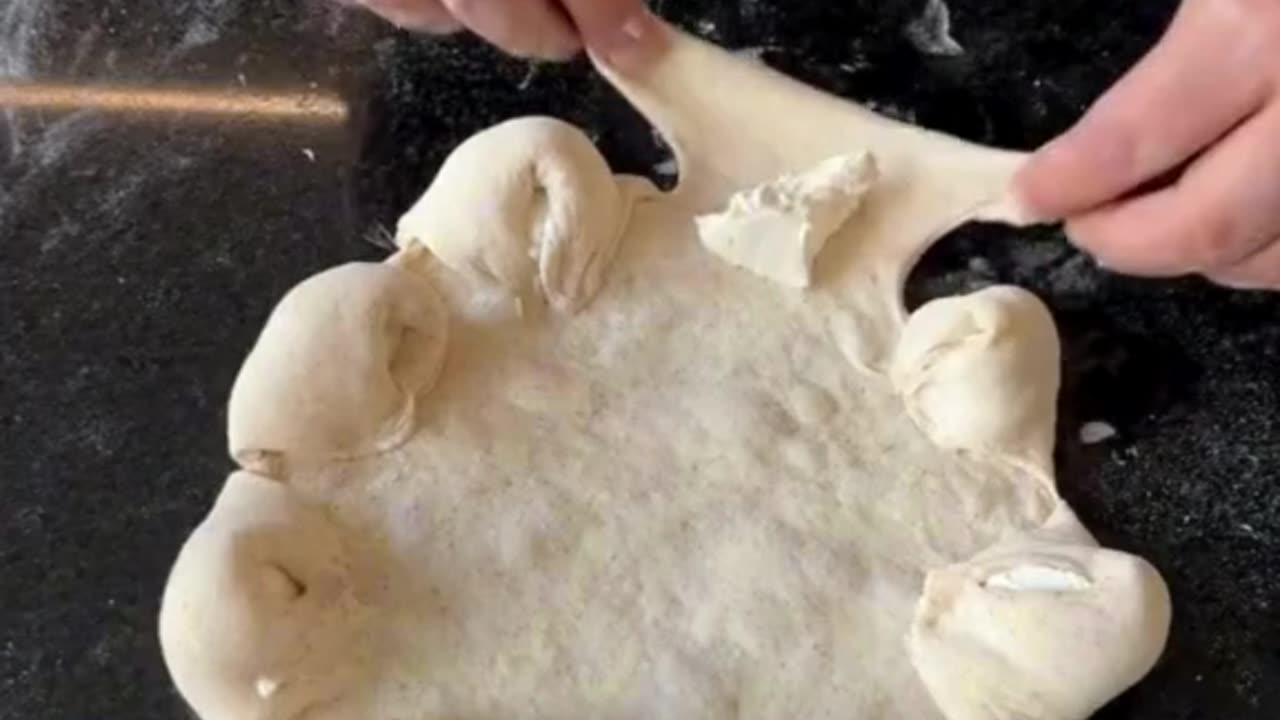 Chef fills pizza crusts with cheese for crust-haters! 🍕🧀 Would you try it? #CheesyCrust