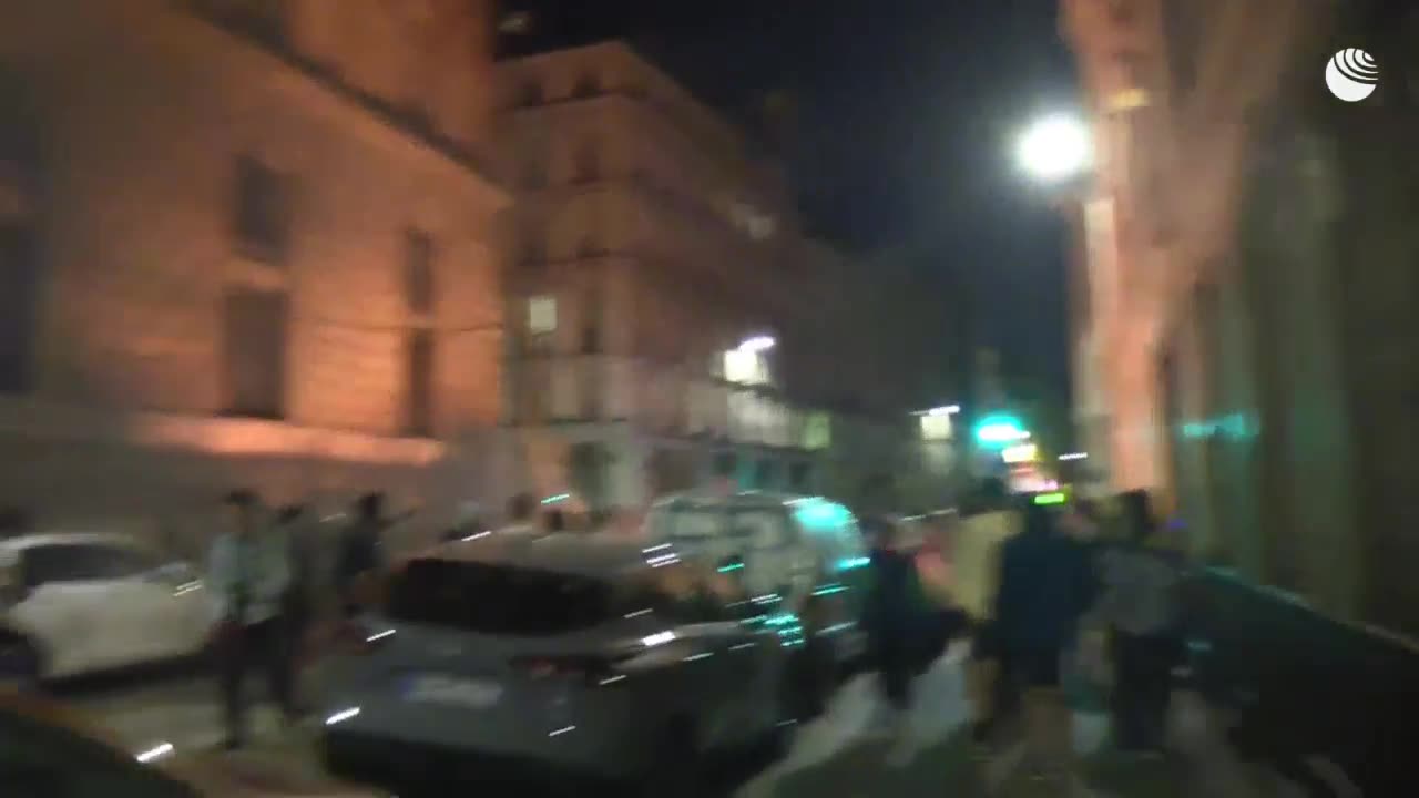 Párizsban a tüntetők antifasiszta jelszavakat skandáltak, butikok ablakait törték be