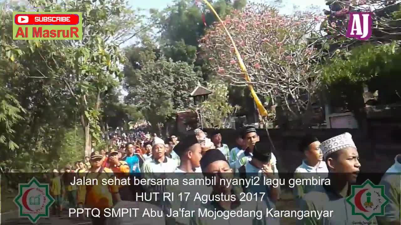 Jalan sehat bersama sambil nyanyi2 lagu gembira HUT RI 17 Agustus 2017 PPTQ SMPIT Abu Ja'far Mojoged