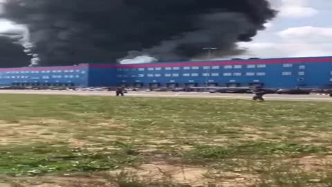 Un entrepôt OZON est en feu dans la région de Moscou.